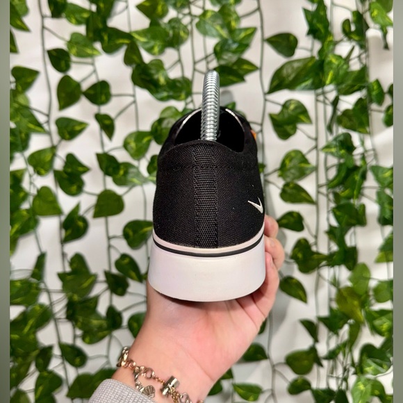 Nike - Picture 4 of 4